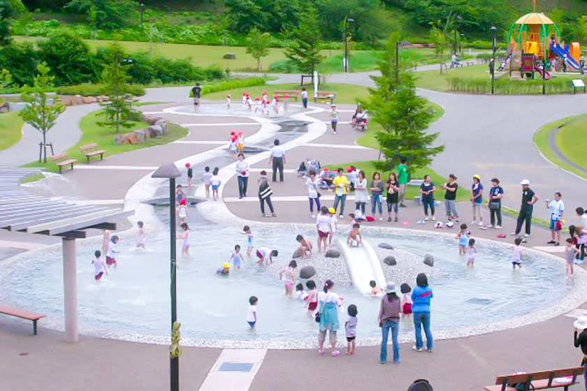 亀ヶ城公園で一番の人気スポット「じゃぶじゃぶ池」
